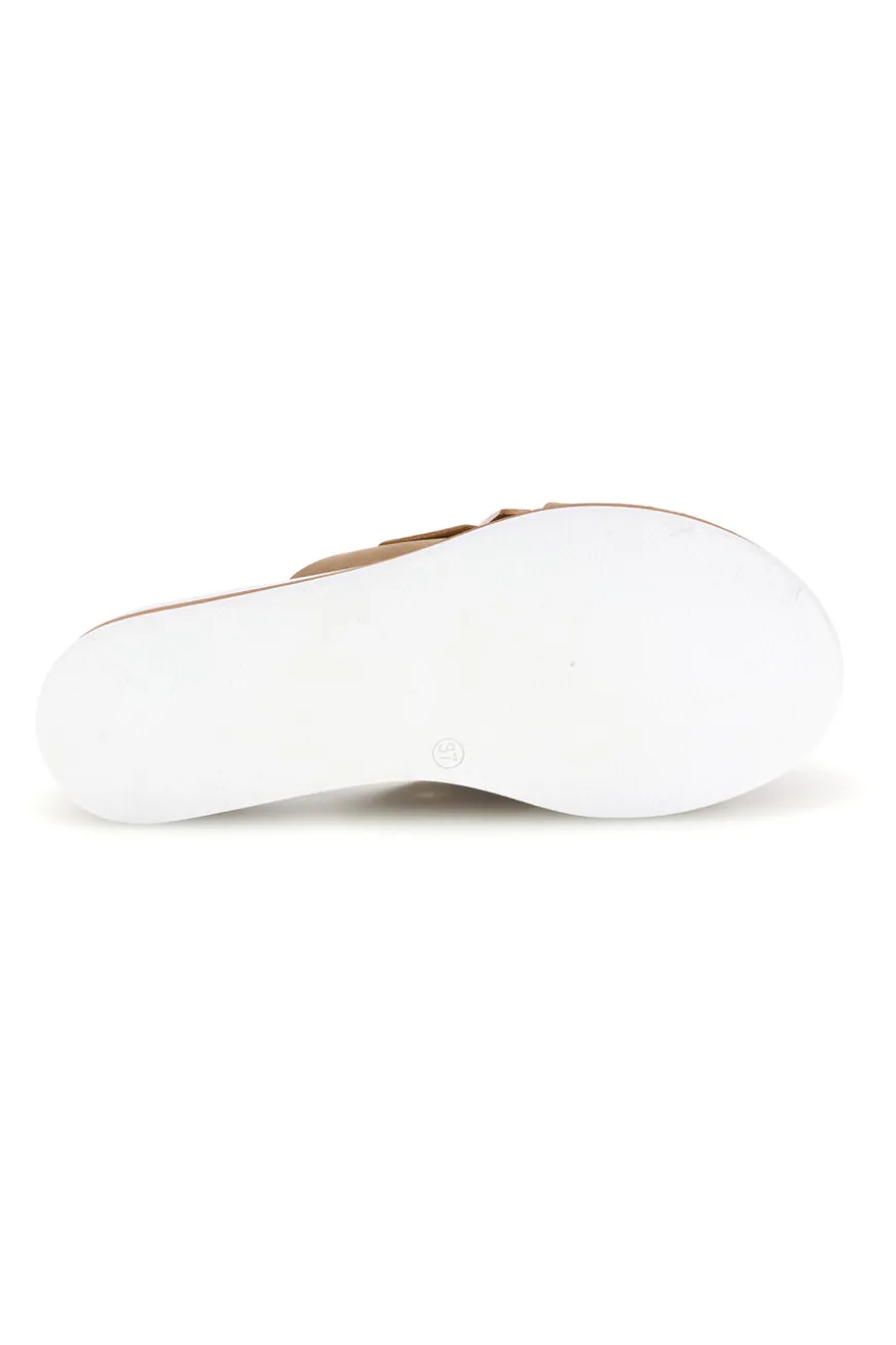 Ciabatte beige con fasce incrociate e fibbia Prima riga M201