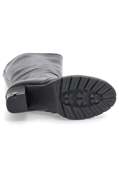 Die ersten schwarzen Stiefel mit hohen Absätzen H262538