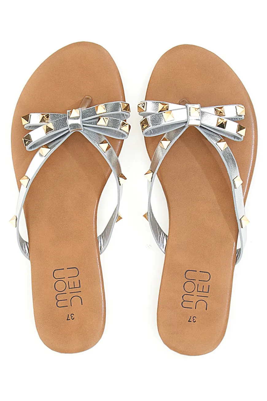 Flip-Flops mit silberner Schleife und Nieten MON DIEU PREA842