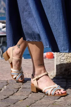 Sandali beige in pelle con tacco basso e listini Pittarello look 243110
