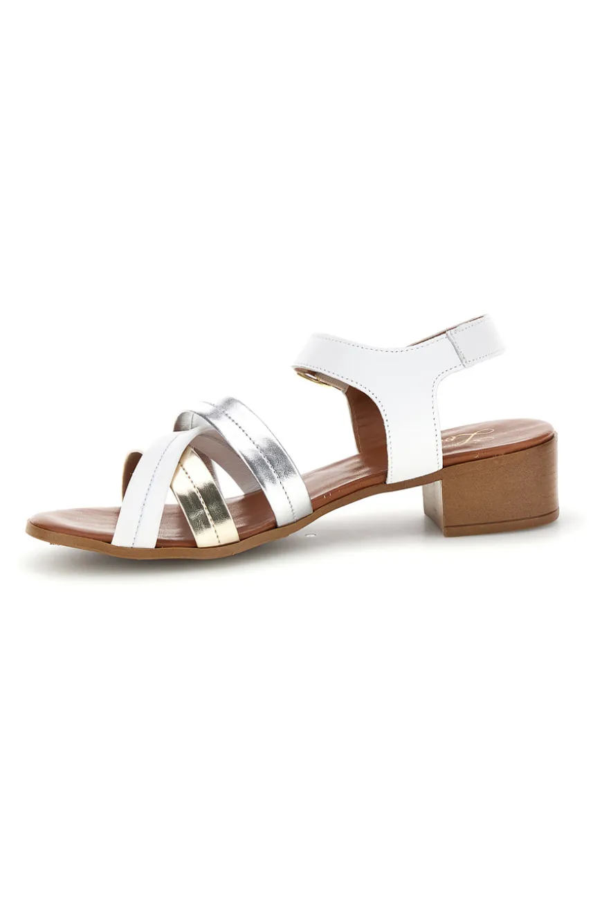 Sandali bianchi e argento in pelle con fasce incrociate Pittarello look 243205