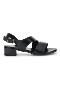Sandali neri in pelle con fasce incrociate Pittarello look 243080