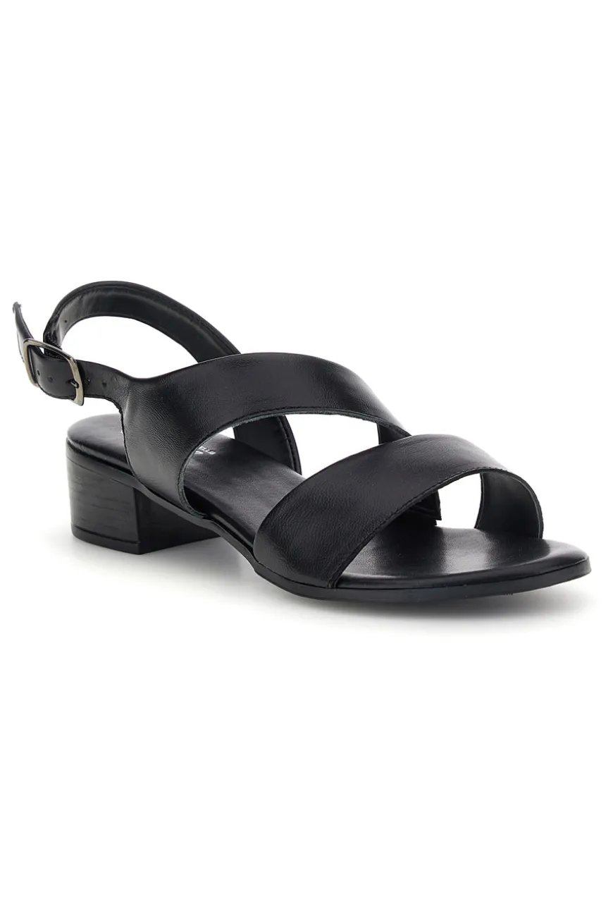 Sandali neri in pelle con fasce incrociate Pittarello look 243080