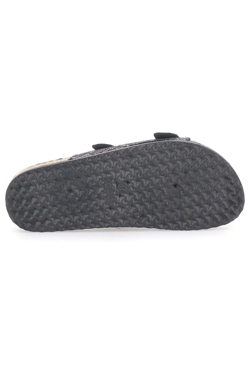 Schwarze Hausschuhe mit gemustertem Obermaterial und Doppelschnalle FIRST ROW 1043108