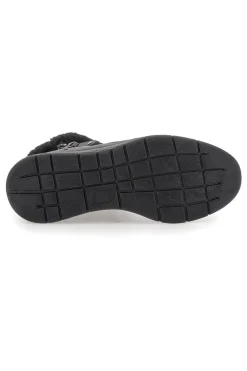 Schwarze Stiefeletten mit Reißverschluss im Café kosten 4195