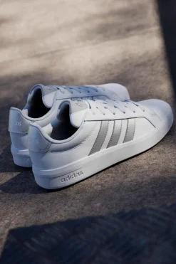 Sneakers bianche con strisce argento in pelle sintetica Adidas Grand Court 3 J
