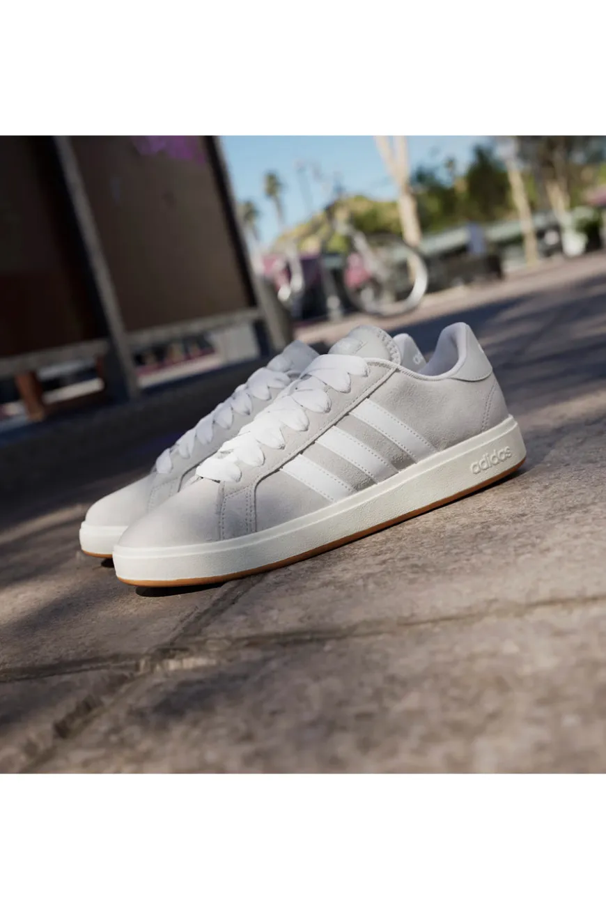 Sneakers grigie con dettagli bianchi stile retrò Adidas Grand Court Base 00s